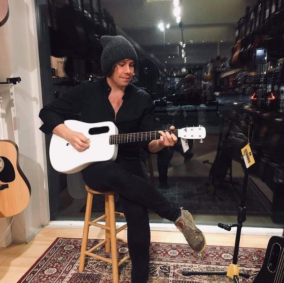 Jonas Strandgård hvit gitar.jpg